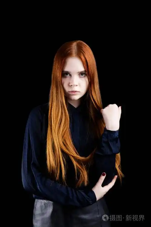 黑色背景上的一个年轻女孩的肖像