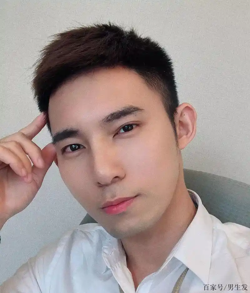 男生留短发,能帅到什么程度?这3款发型最适合年轻的小哥哥