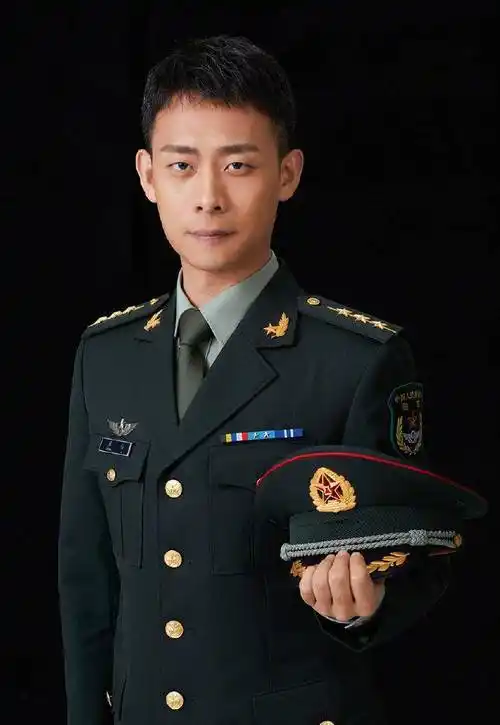 杨洋杨洋在12岁的时候考进解放军艺术学院舞蹈系,是个文艺兵,当兵5年.