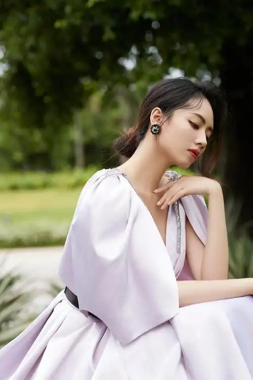 刘惜君真是个标准的衣架子!一袭美拉德色系长裙,又美又飒又温柔