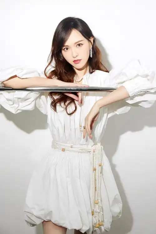 唐嫣亮相2019电视剧品质盛典花苞白裙展现浪漫的波西米亚风格