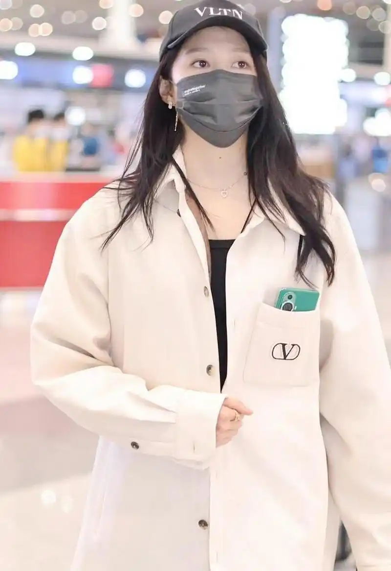 关晓彤机场街拍,白色廓形外套搭配黑色打底裤,个性适合所有人,干净