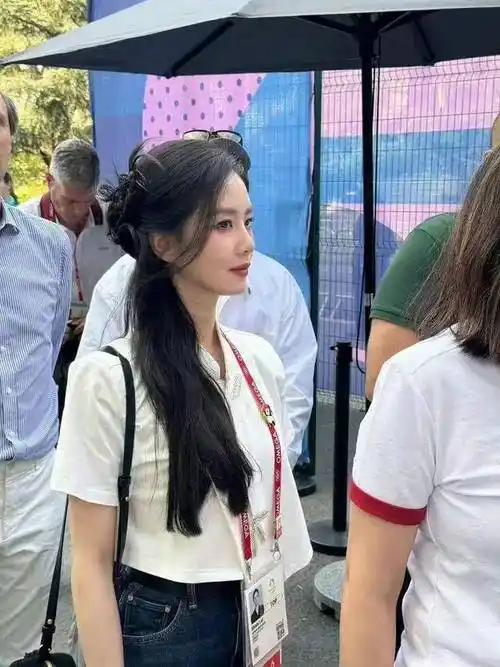 37岁刘诗诗出发去巴黎:裙子开叉到大腿,53岁吴奇隆的福气不小