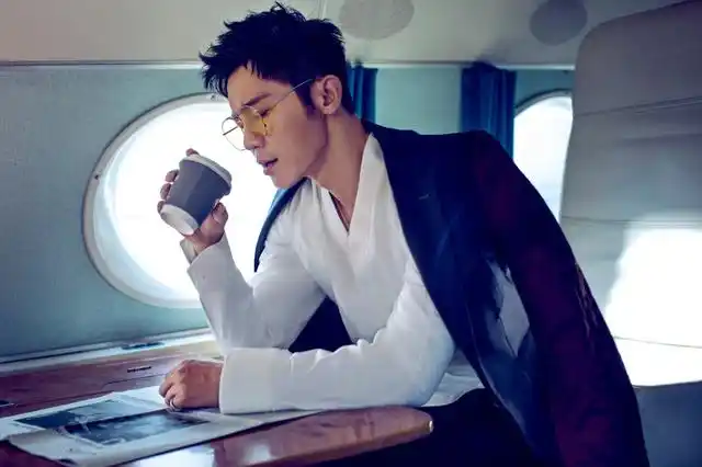 李晨写真造型曝光,展现不一样的当代男性酷帅魅力