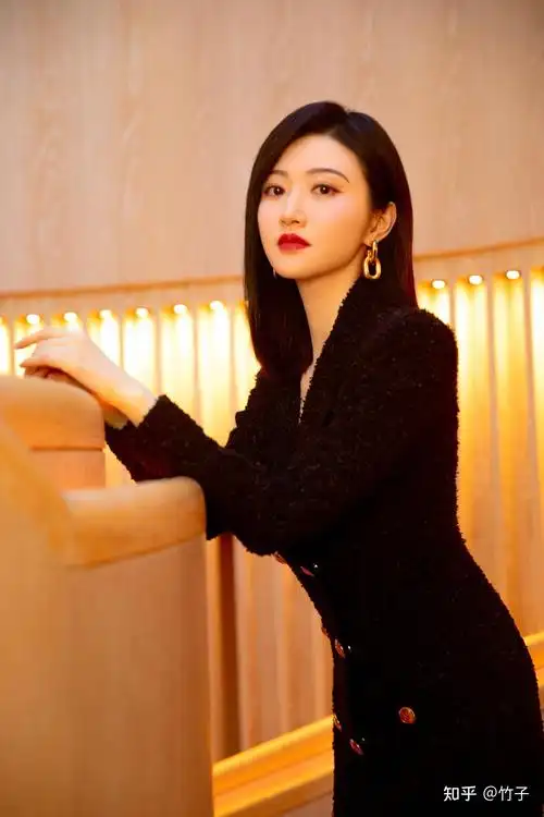 景甜最新美照出炉黑金修身花呢裙今日份景甜是酷酷的甜