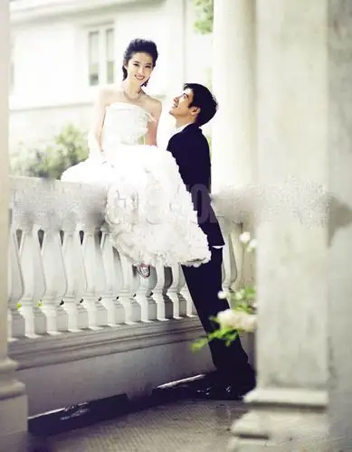 娱乐 滚动 > 欣赏刘亦菲王力宏婚纱照,二人般配登对仿佛神仙眷侣!