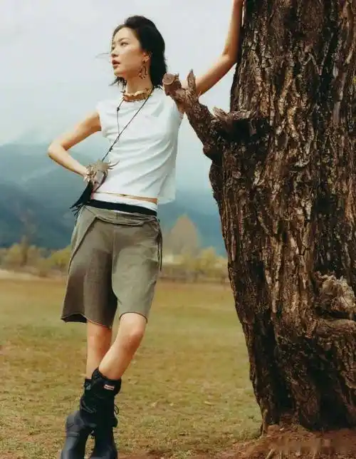 超模杜鹃《elle世界时装之苑》封面大片,化身海之女神耀眼璀璨_郭濮源