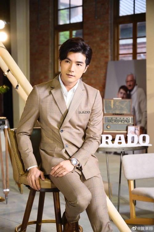 这身棕色西装则更加显得绅士一些,搭配这个微卷的发型还有贺军翔深邃