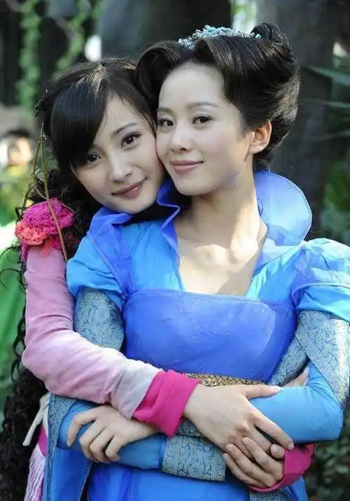 刘诗诗普陀山拜佛,二人早上六点便开始打坐,与僧人交流认真虔诚_唐嫣