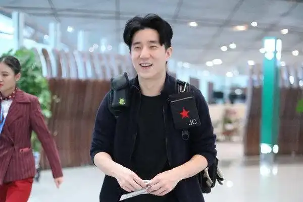 房祖名露面胖不少,178厘米大高个身材却是五五分