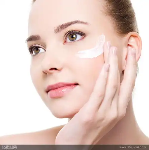 涂抹护肤品的美女高清图片