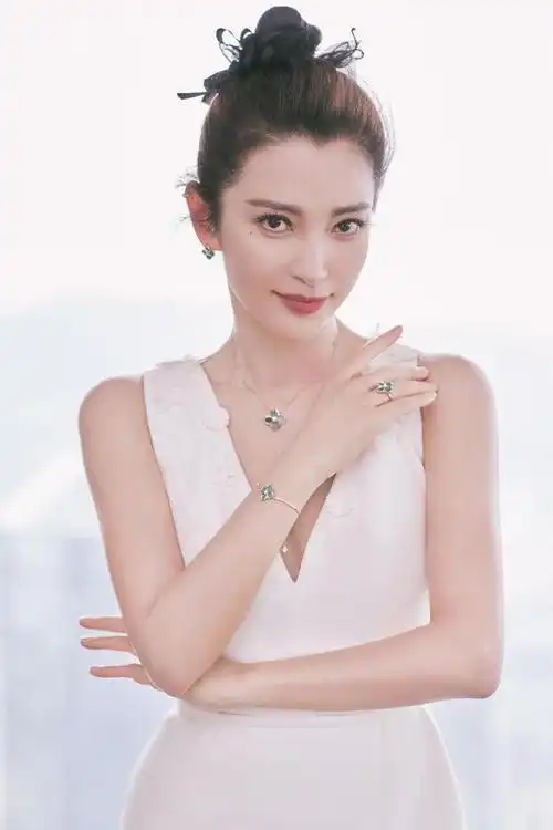 李冰冰新写真照化一抹纯白为裙美若天仙不愧是影坛女神