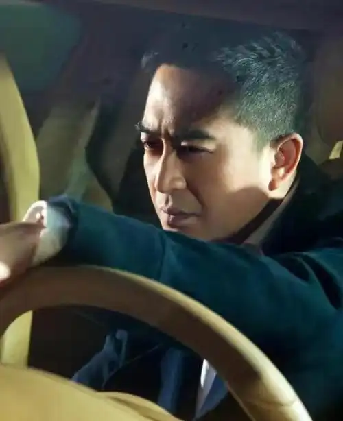 既沉稳又有型.而这种形象放在张嘉译的身上,恰好合适.