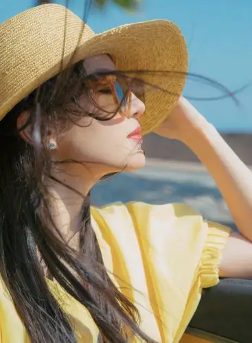 刘亦菲摩纳哥写真黄裙美颜俏丽油画质感仙气足