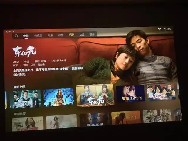 现在的年轻人,都非常热衷于使用投影仪追剧或者观看电影,只因相较于