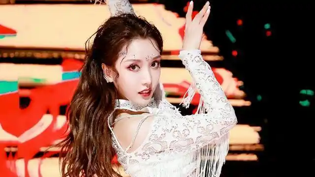 在1996年的12月份,云南省一户 普普通通的家庭,随着婴儿的啼哭,刘垚昕