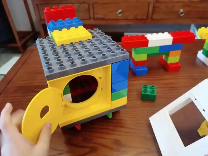 儿子最近爱上搭积木