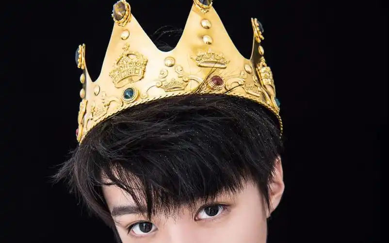 王俊凯黑色浴袍照曝光,禁欲系凯皇了解一下,网友:荷尔蒙爆棚!