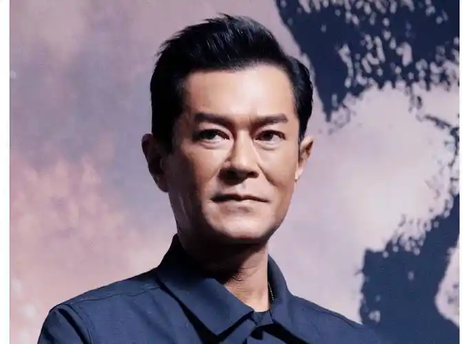 古天乐颜值崩塌,出席活动被嘲脸僵似三星堆面具?精修后似蜡像