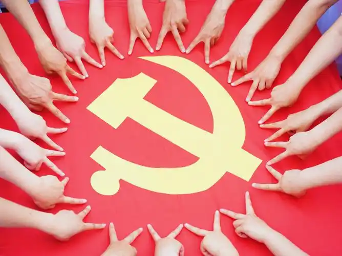 人文与马克思主义学院我与党旗合影定格美好瞬间