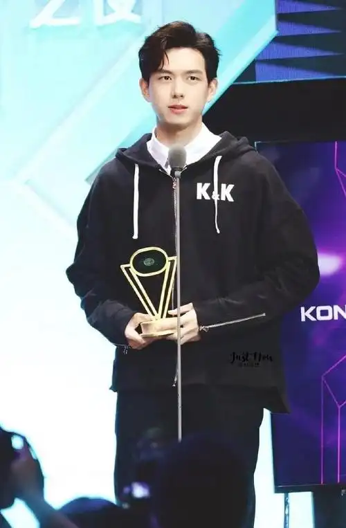 图片,照片中他身穿"kk"战服亮相,黑色运动套装的李现年轻有朝气,霸道