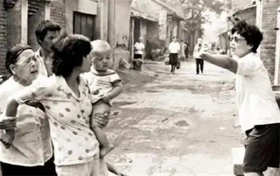 青海小苏丽:3岁被针线缝嘴,5岁被虐死,母亲出狱后将其挫骨扬灰