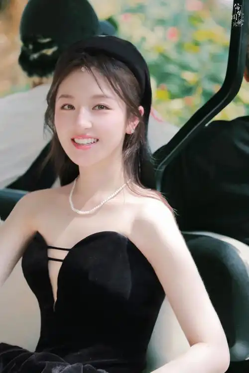 李兰迪黑色丝绒礼裙