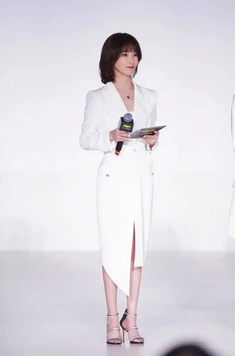 谢楠留短发的时间太久了,留了长发更漂亮,更有女人味儿!