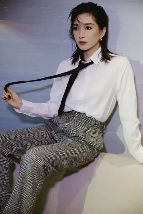 up05#江疏影甜妹爆改老公##江疏影湿发西装造型#化妆:@王耀葳发型