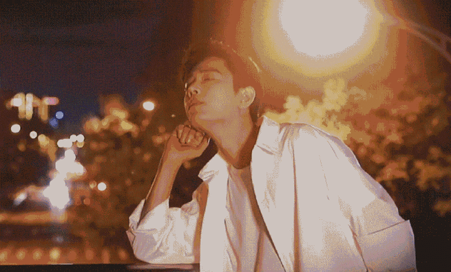 肖战超话#肖战库存随拍#肖战的栏杆是不是有魔法被他一靠 就是一部