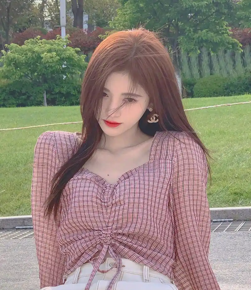 栗色头发非常衬托皮肤白皙,而且这种颜色在阳光的照耀下会显得更加的