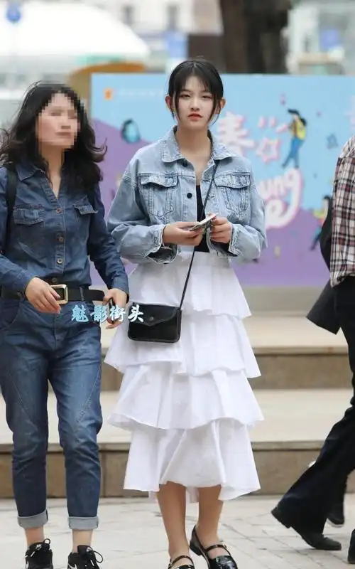 牛仔衣搭配白色蛋糕裙时尚又美观展现了唯美又休闲的味道