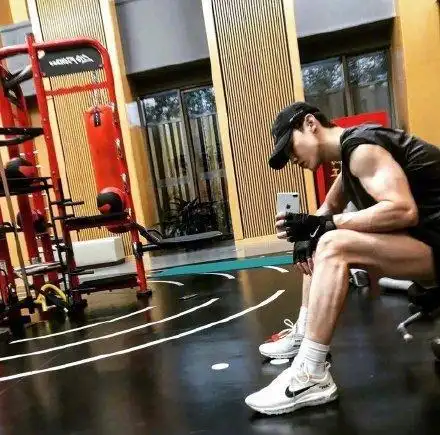 当红小生白敬亭肌肉照曝光自曝小号曾用名别叫他不举铁