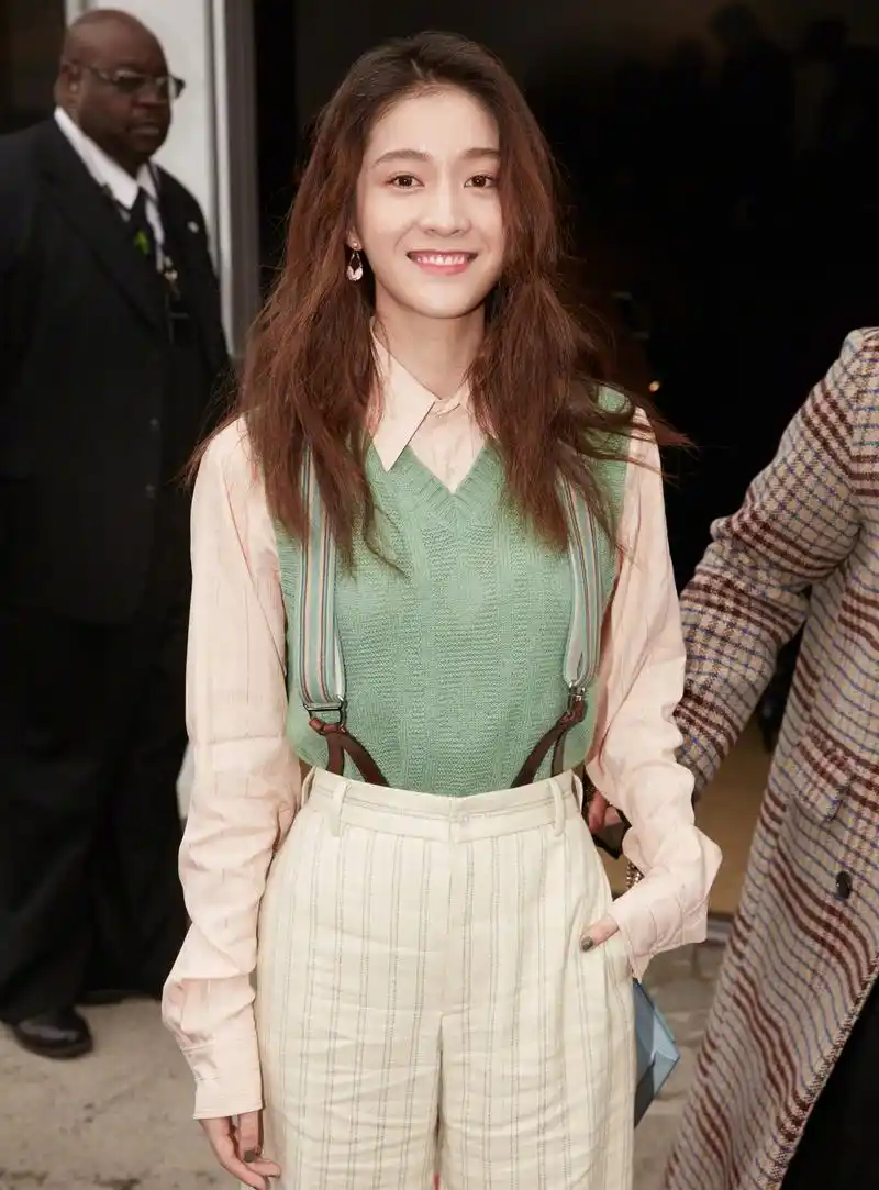 张雪迎真会穿,普通穿搭也能时髦又个性,不愧是新生代四小花旦