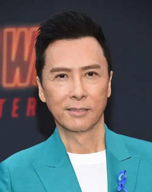 《疾速追杀4》首映礼甄子丹亮相 穿青色西服亮眼