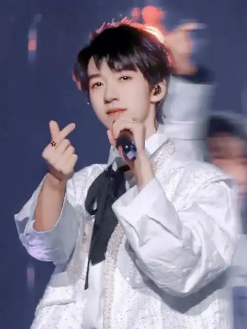 祝贺峻霖18周岁生日快乐