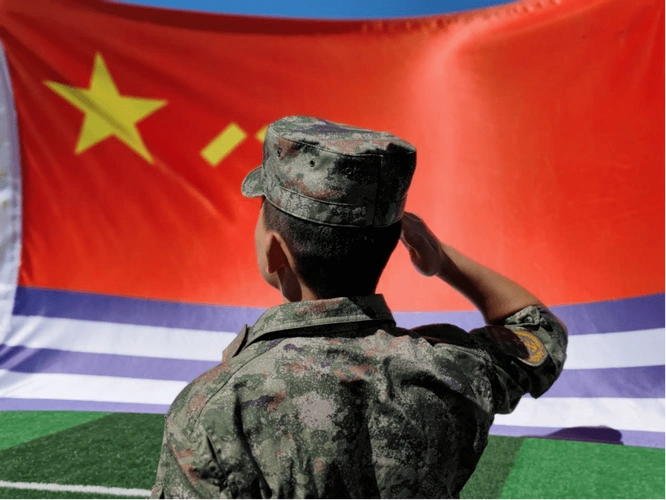 马学林向军旗敬礼别再问我"当兵到炊事班值不值得",我愿意引用这样一