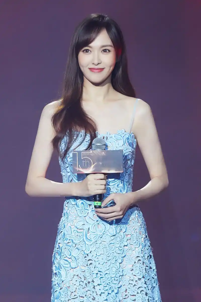 被唐嫣这礼服惊艳到了,这么显身材的裙子,稍微胖一点就穿不下了