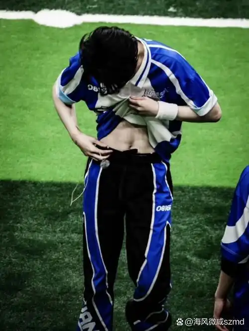 严浩翔腹肌照,过15个赞下期发贺峻霖腹肌照