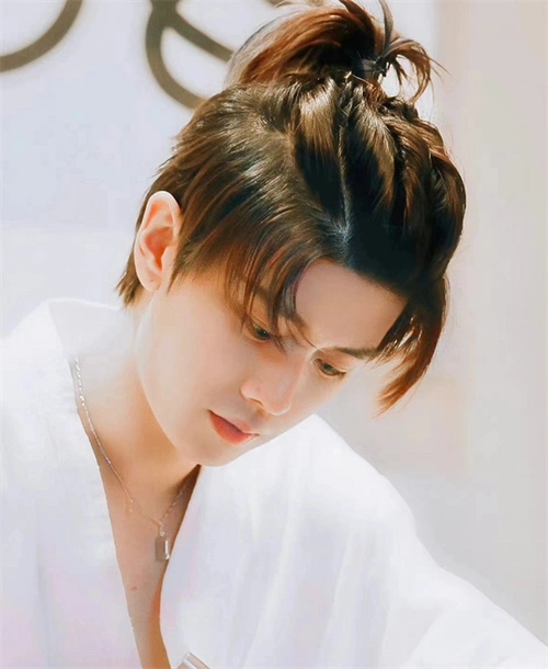 任嘉伦最新发型释出 小啾啾扎发又酷又a_明星发型 - 美发站