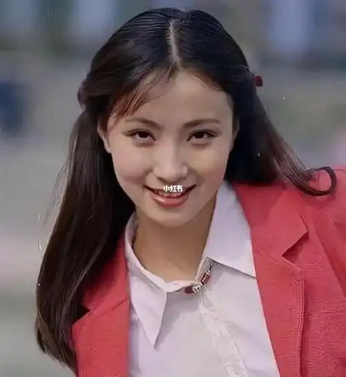 年轻时的小陶虹的照片,那时候的她还是一名花样游泳运动员.