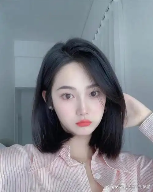 比较有女人味,也是不少女生春夏季节的秀钻,齐肩的长度搭配侧分刘海