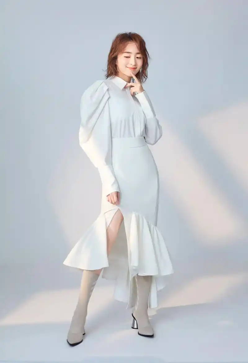 照片中的胡冰卿,妆容清新素雅,棕色系微蓬短发干练中不失可爱,鱼尾