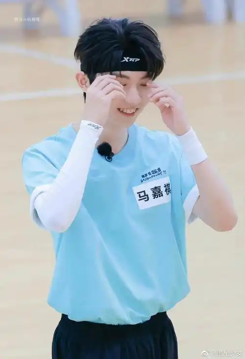 马嘉祺黑色发带造型