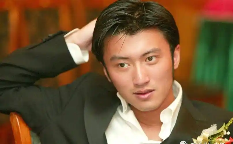 谢霆锋重塑廿年前经典发型 发量大减感叹岁月不饶人_截图_影片_微博