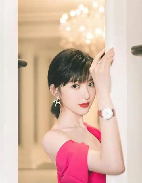 原创又被毛晓彤美到了一袭粉红色连衣裙高调亮相气质优雅又惊艳