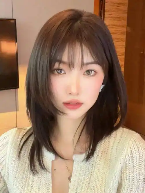 推荐更适合雾棕色系,通透的雾棕色系可以给发型加分,还没有颜色断层的