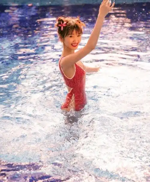 毛晓彤的可爱全写在脸上了!复古红色泳衣照性感又俏皮,太治愈了