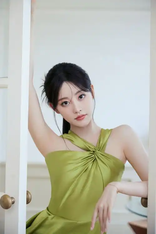 祝绪丹缎面飘带裙