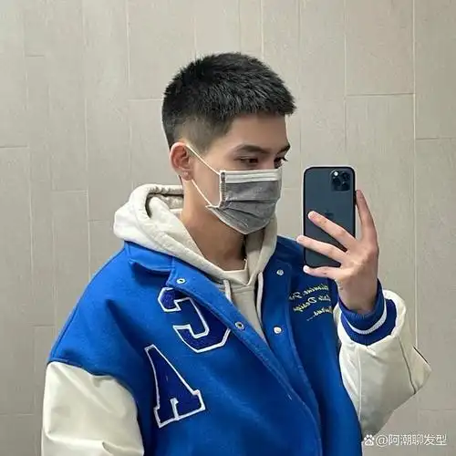 鬓角的地方也简单修缮一番,上面的头发及刘海也剪得极短,刘海也简单修